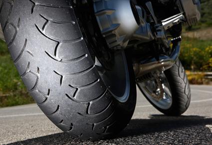 الإمارات تمنع استخدام الإطارات التي تتجاوز عمرها 5 سنوات